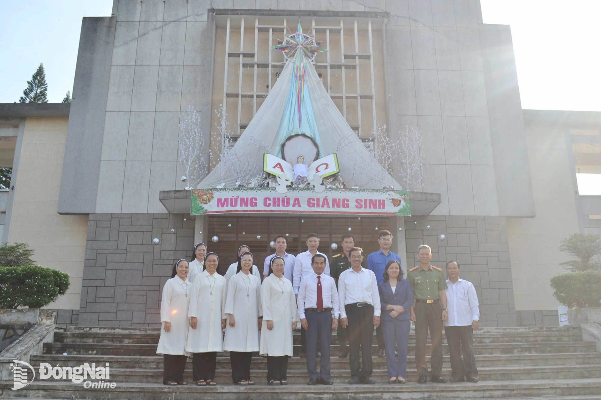 Đồng ch&iacute; Th&aacute;i Bảo, Ph&oacute; B&iacute; thư Tỉnh ủy, Trưởng ban Tổ chức Tỉnh ủy Đồng Nai v&agrave; l&atilde;nh đạo c&aacute;c cơ quan, đơn vị của tỉnh ch&uacute;c mừng Gi&aacute;ng sinh D&ograve;ng Đa minh Th&aacute;nh T&acirc;m. Ảnh: Phương Hằng  
