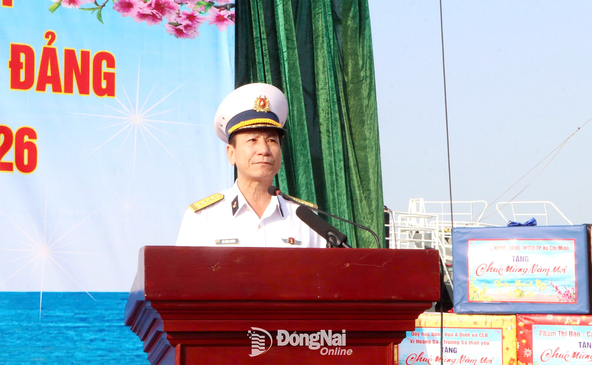 Đại t&aacute; Đỗ Hồng Duy&ecirc;n, Ph&oacute; Ch&iacute;nh ủy Bộ Tư lệnh V&ugrave;ng 2 Hải qu&acirc;n ph&aacute;t biểu tại buổi lễ. Ảnh: Ngọc Li&ecirc;n