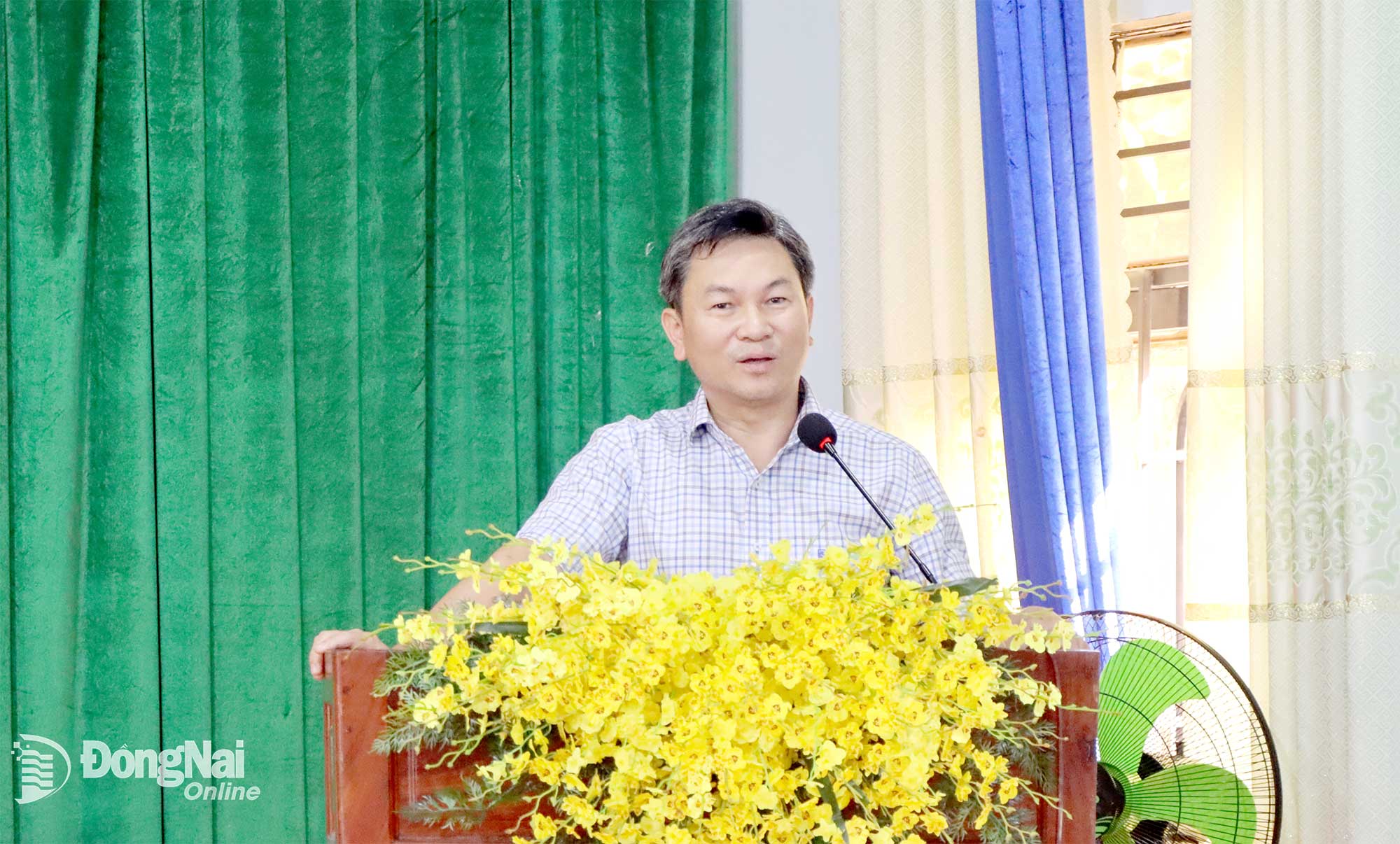 Đại diện lãnh đạo Sở Y tế trả lời ý kiến thuộc lĩnh vực tại buổi tiếp xúc. Ảnh: Thanh Mảng