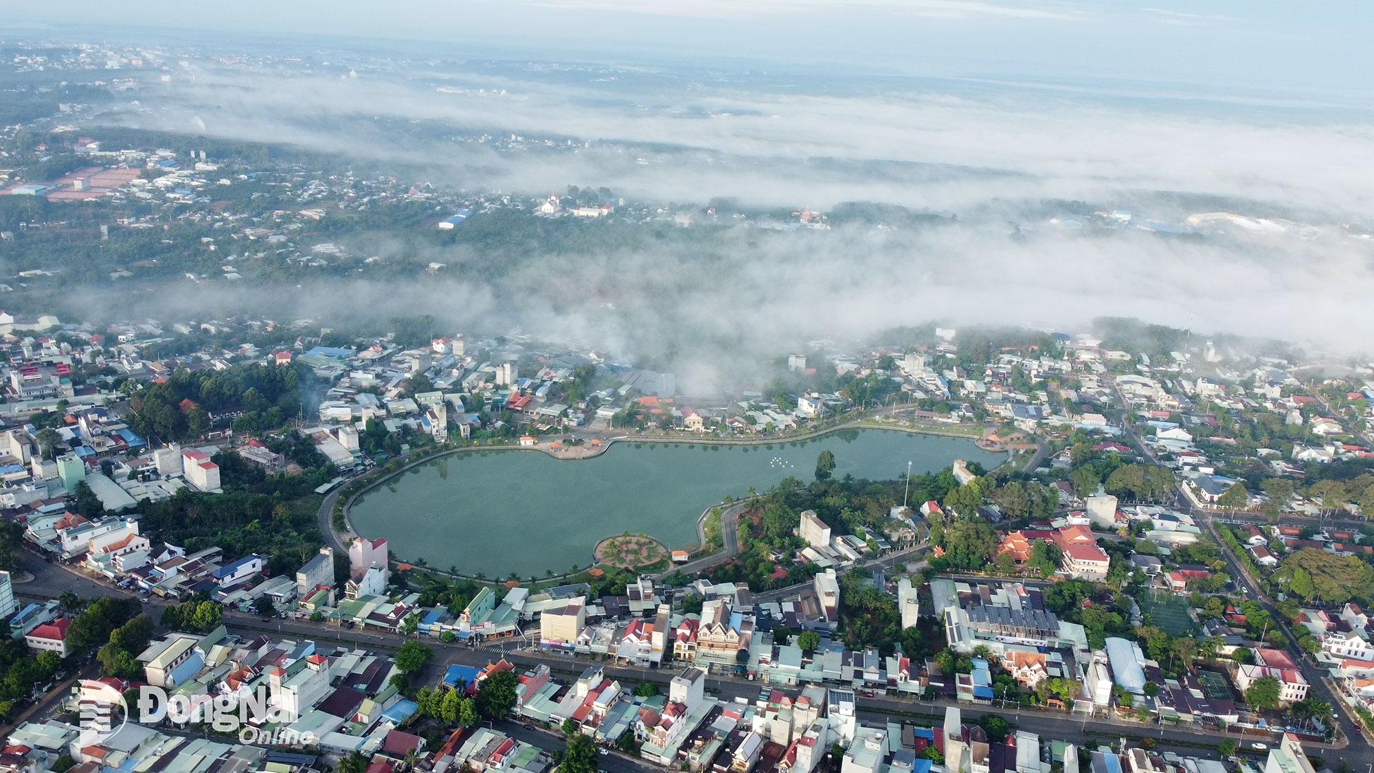 Cảnh đẹp thơ mộng tại hồ Long Thủy, Phước Long. Ảnh: Từ Huy