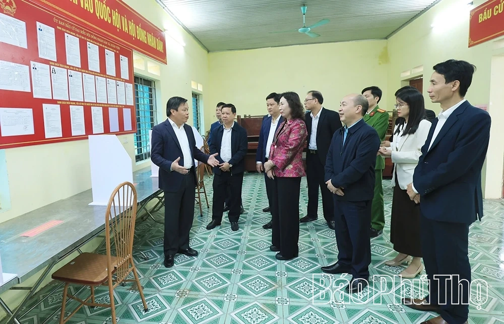 Phó Chủ tịch UBND Phan Trọng Tấn kiểm tra công tác chuẩn bị bầu cử tại xã Xuân Viên