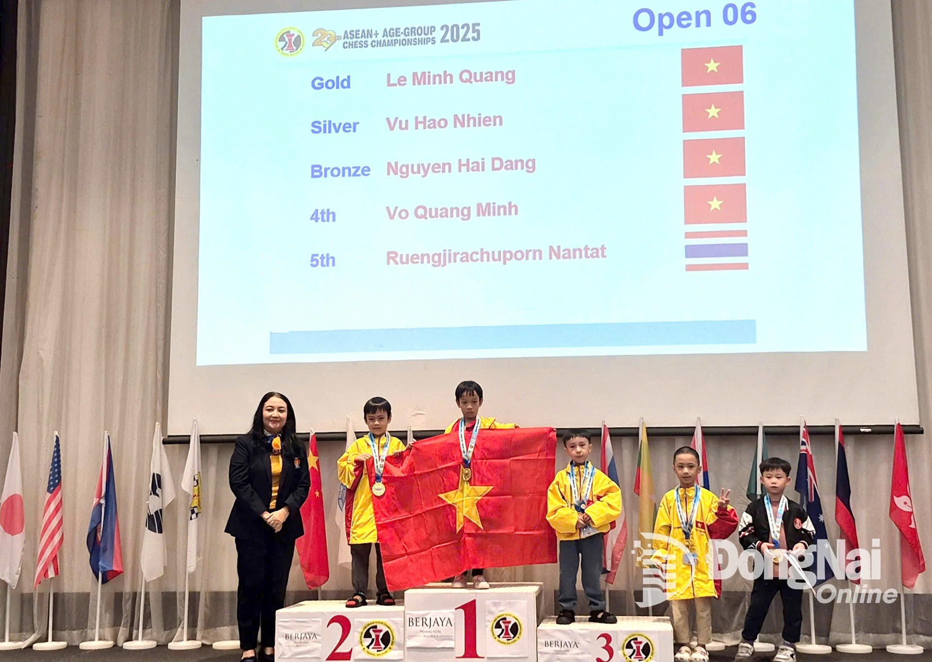 Kỳ thủ Lê Minh Quang trên bục nhận huy chương vàng cá nhân tại Giải vô địch cờ vua các nhóm tuổi Đông Nam Á 2025. Ảnh: NVCC