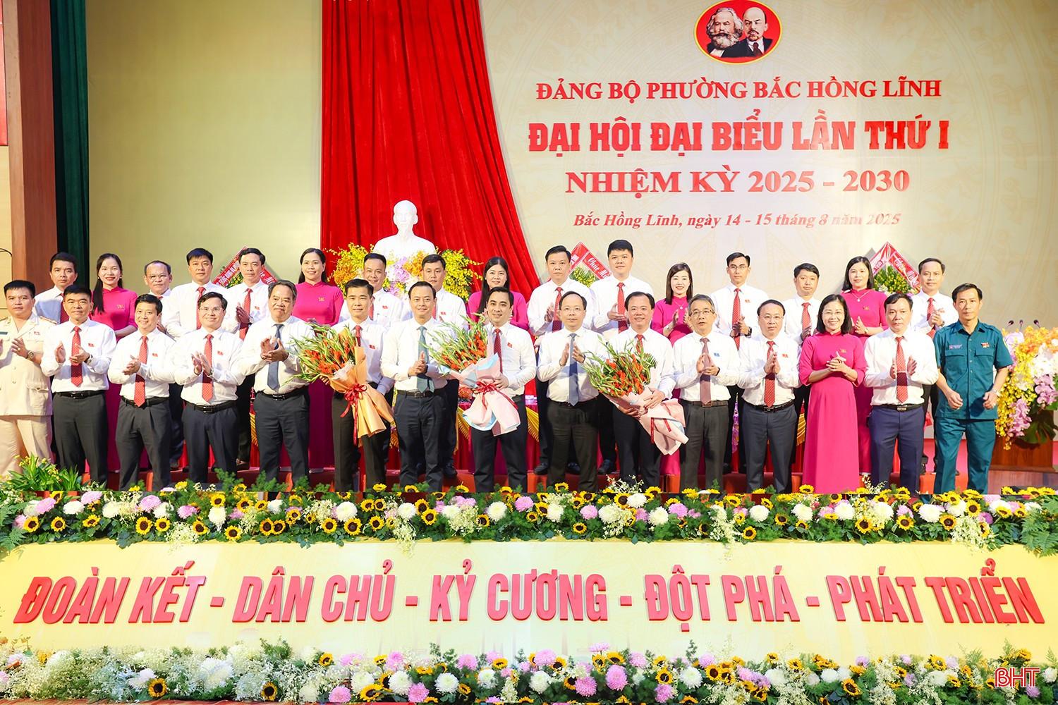 Bí thư Tỉnh ủy Nguyễn Duy Lâm và các đồng chí trong đoàn công tác của tỉnh tặng hoa chúc mừng Ban Chấp hành Đảng bộ phường Bắc Hồng Lĩnh nhiệm kỳ mới. bqbht_br_aimg-9008.jpg