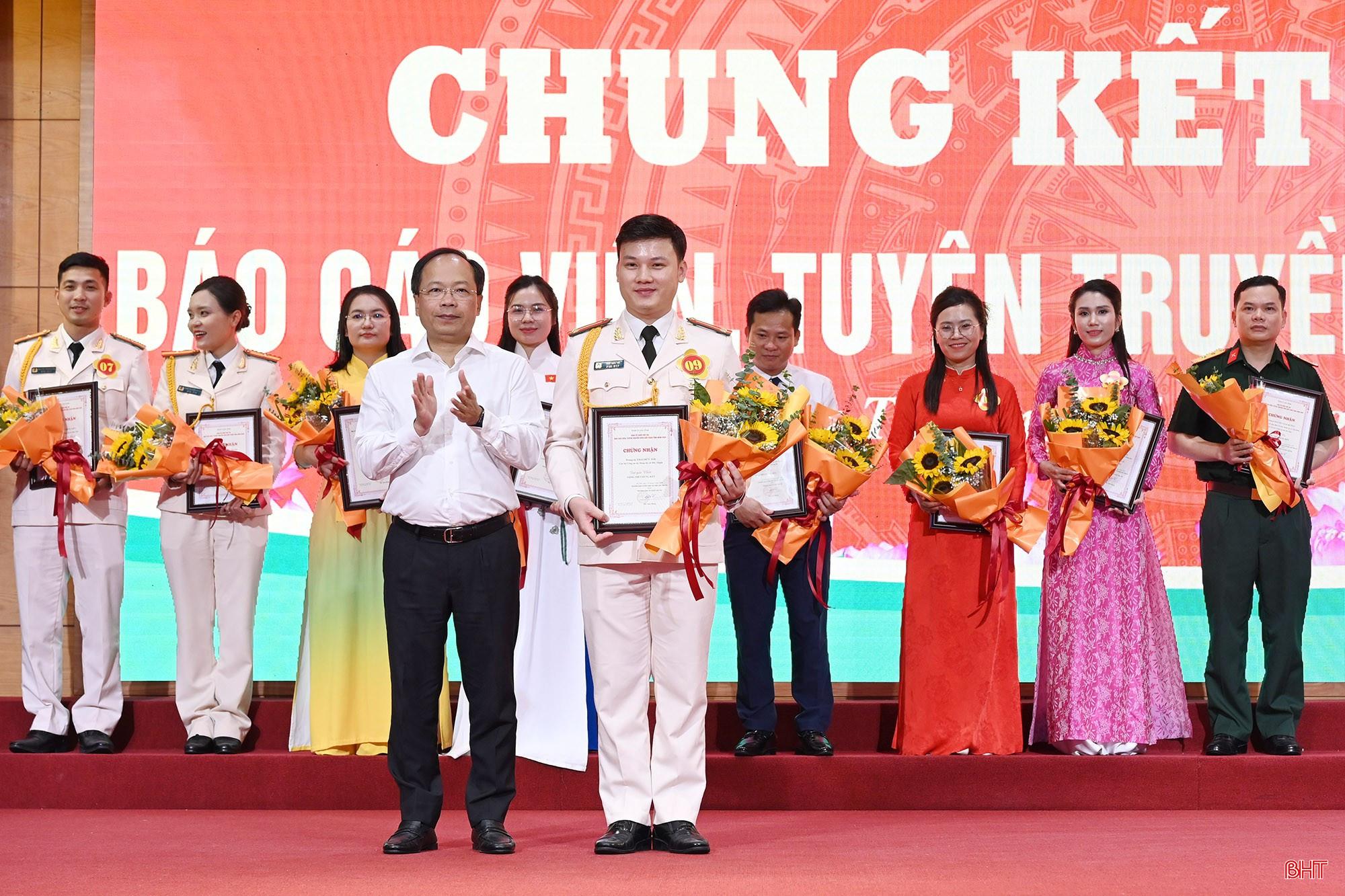 Đồng chí Nguyễn Duy Lâm - Ủy viên Trung ương Đảng, Bí thư Tỉnh ủy, Trưởng đoàn ĐBQH tỉnh trao giải nhất cho Trung úy Thái Hữu Tới (Đảng bộ xã Đức Thịnh). bqbht_br_dsdc-1990.jpg