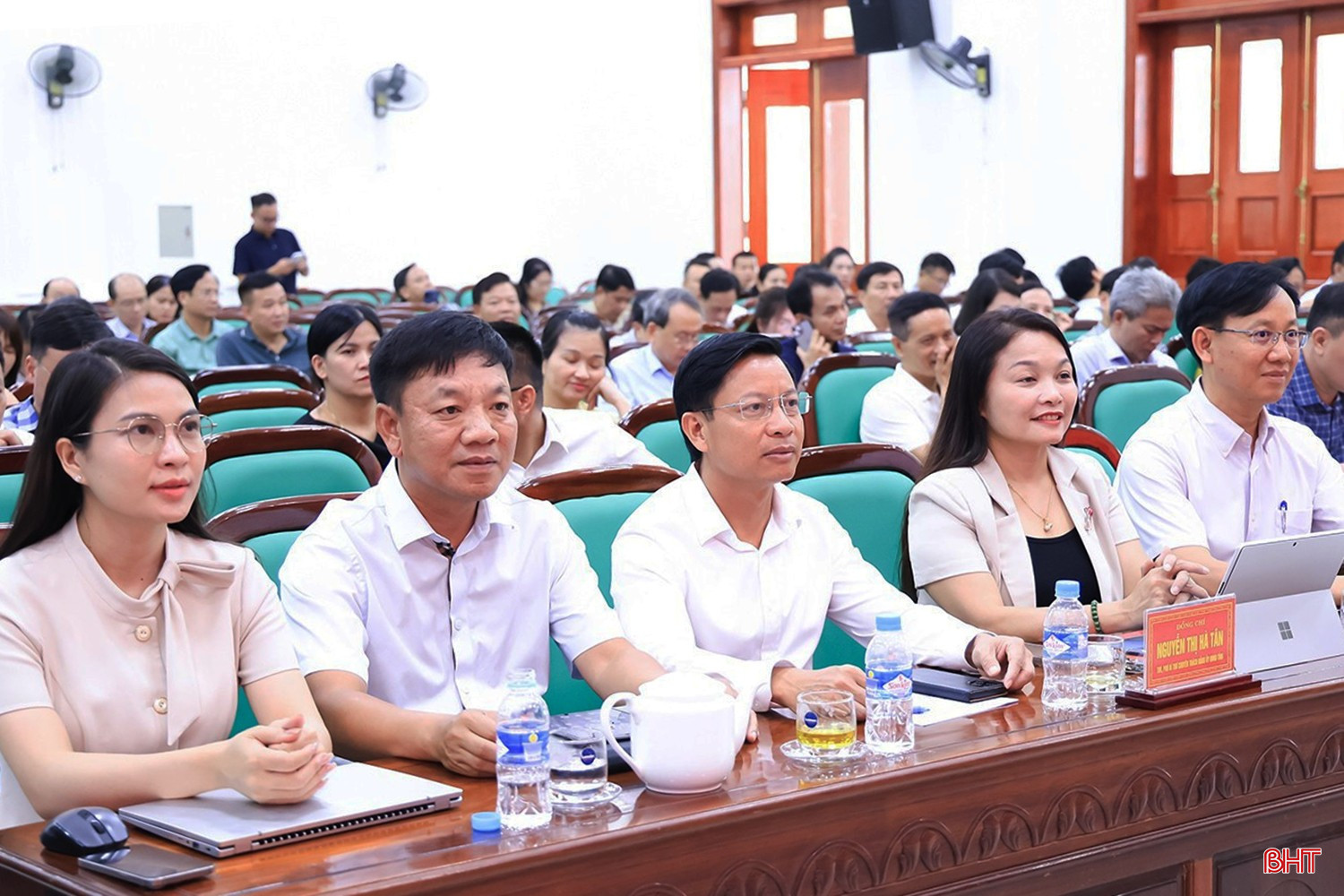 Phó Bí thư chuyên trách Đảng ủy UBND tỉnh Nguyễn Thị Hà Tân và các đại biểu tham dự hội nghị. bqbht_br_1.jpg