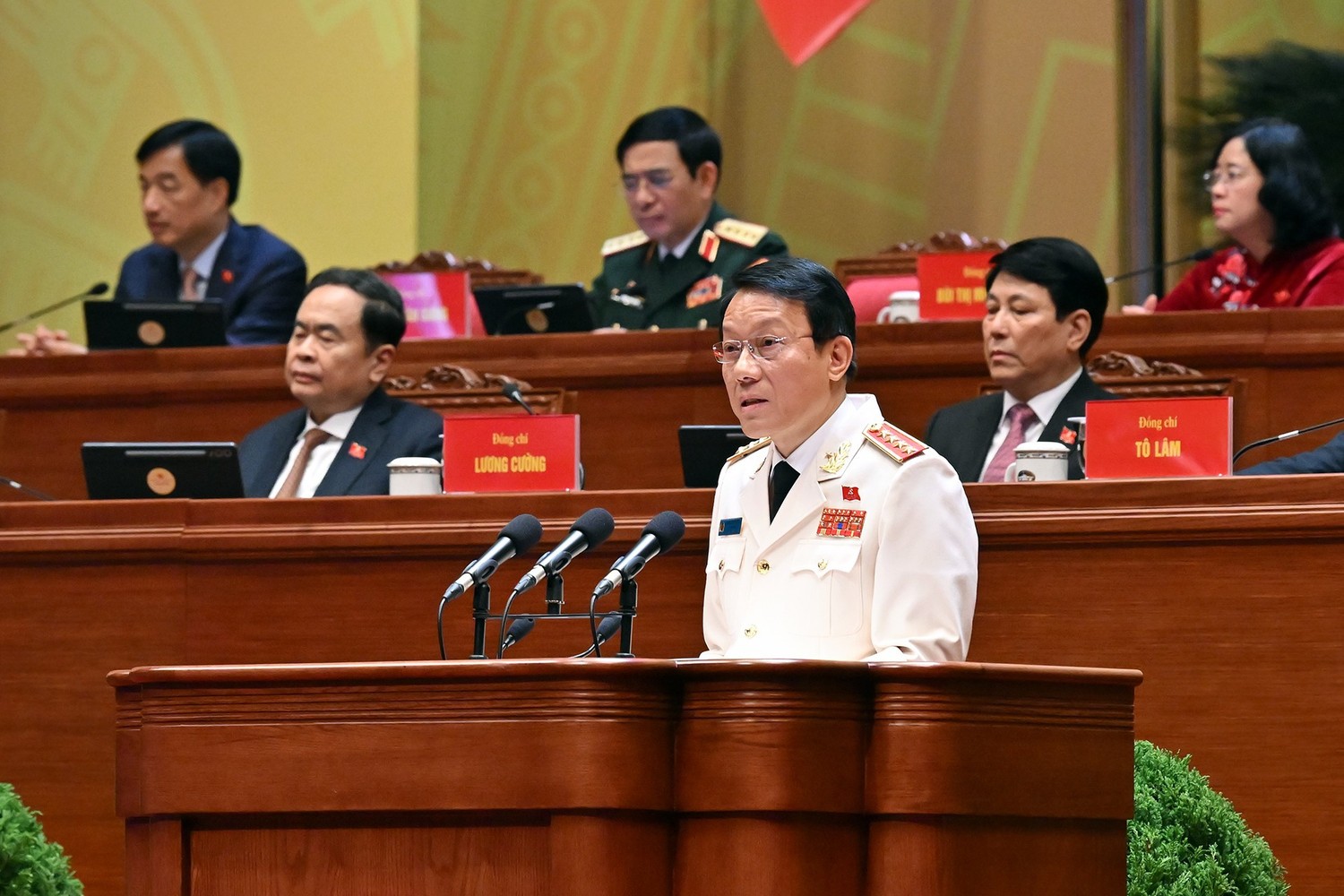 Đại tướng Lương Tam Quang, Ủy vi&ecirc;n Bộ Ch&iacute;nh trị, B&iacute; thư Đảng ủy C&ocirc;ng an Trung ương, Bộ trưởng C&ocirc;ng an, tham luận về vấn đề: C&ocirc;ng t&aacute;c c&ocirc;ng an thực hiện 3 mục ti&ecirc;u chiến lược của Đảng: H&ograve;a b&igrave;nh, ổn định - ph&aacute;t triển chất lượng cao - hạnh ph&uacute;c của Nh&acirc;n d&acirc;n.