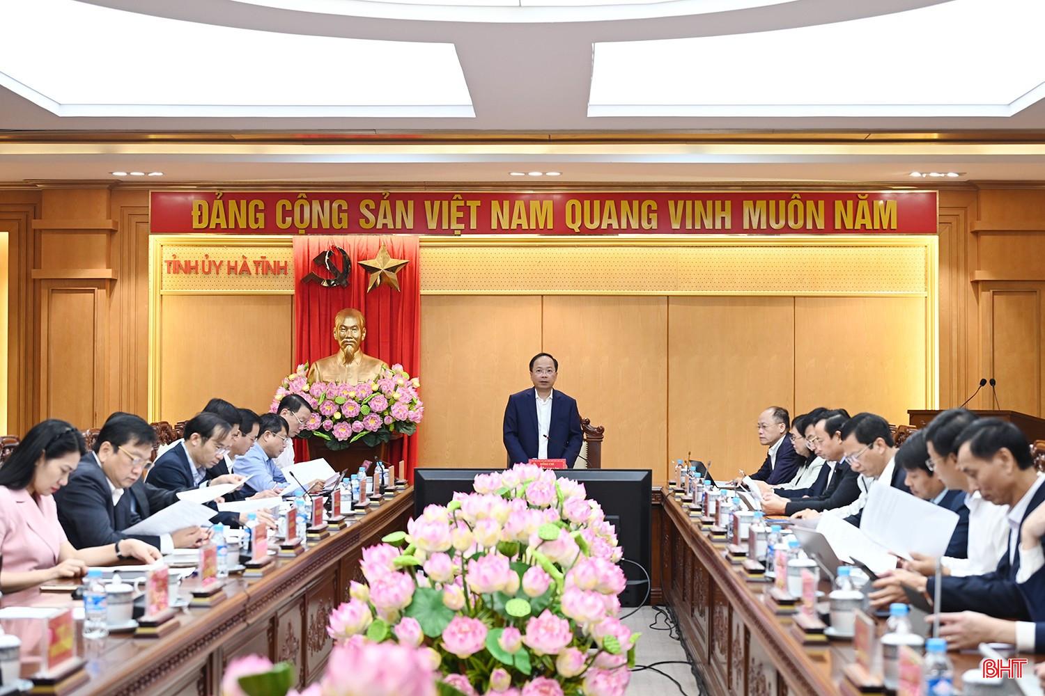 Đồng chí Nguyễn Duy Lâm - Bí thư Tỉnh ủy chủ trì cuộc họp. bqbht_br_dscs-4153.jpg