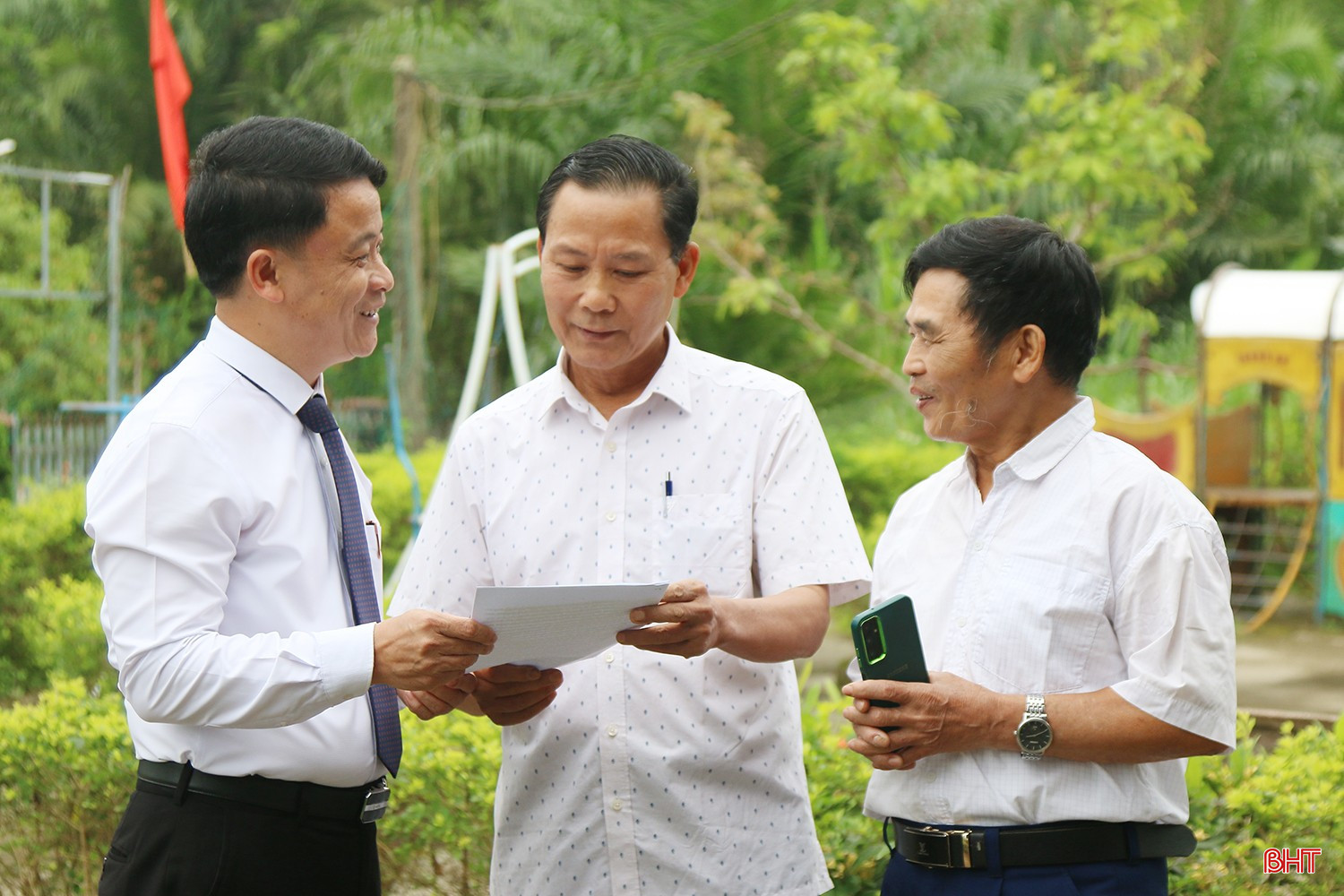 Ông Phan Xuân Định - Phó Bí thư Thường trực Đảng ủy xã Sơn Tây trao đổi với các đảng viên tại Chi bộ thôn Hoàng Nam về chuyên đề "Học Bác lòng ta trong sáng hơn". bqbht_br_img-9981.jpg