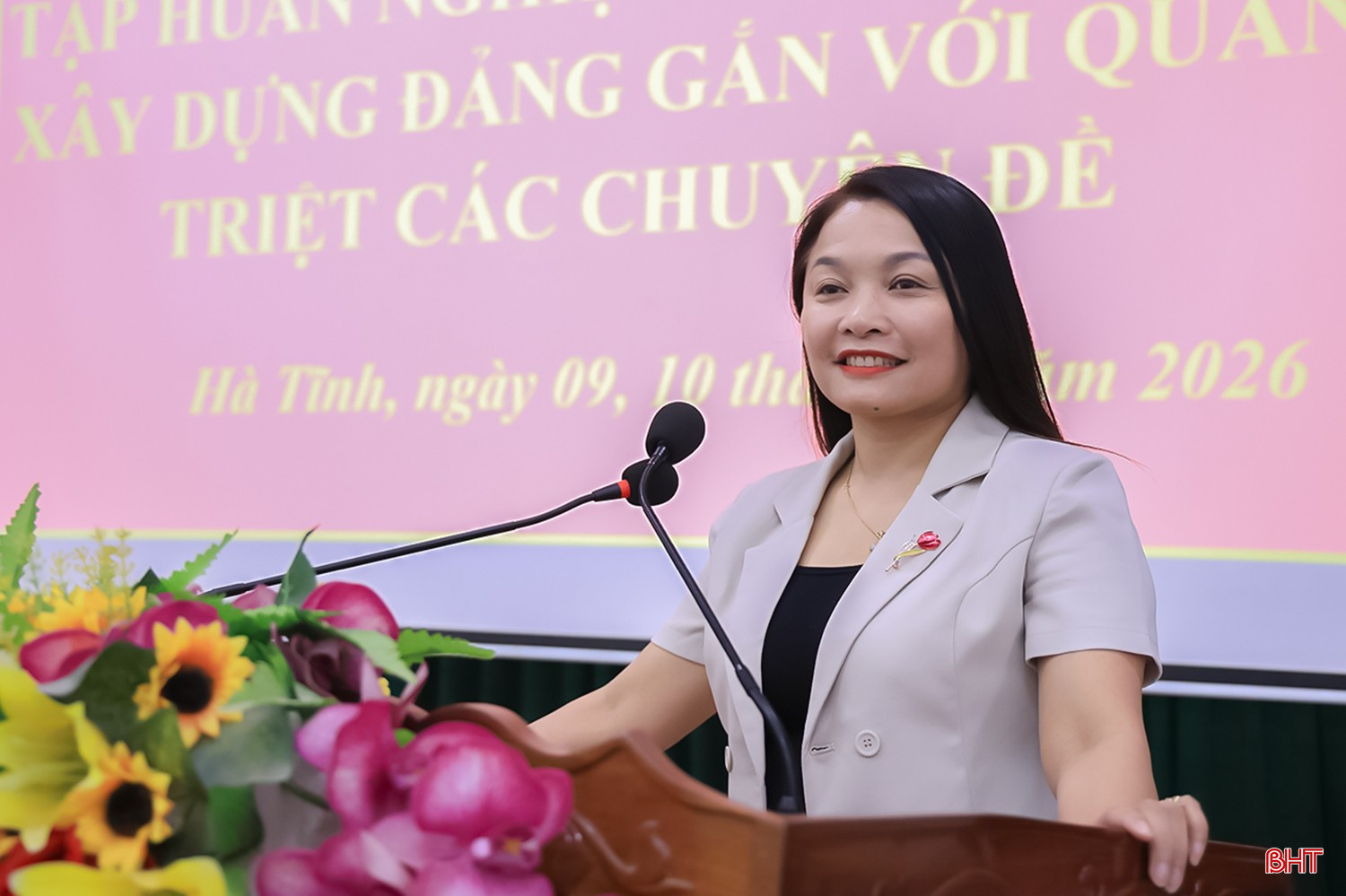 Phó Bí thư chuyên trách Đảng ủy UBND tỉnh Nguyễn Thị Hà Tân phát biểu khai mạc hội nghị. bqbht_br_2-htccvv.jpg