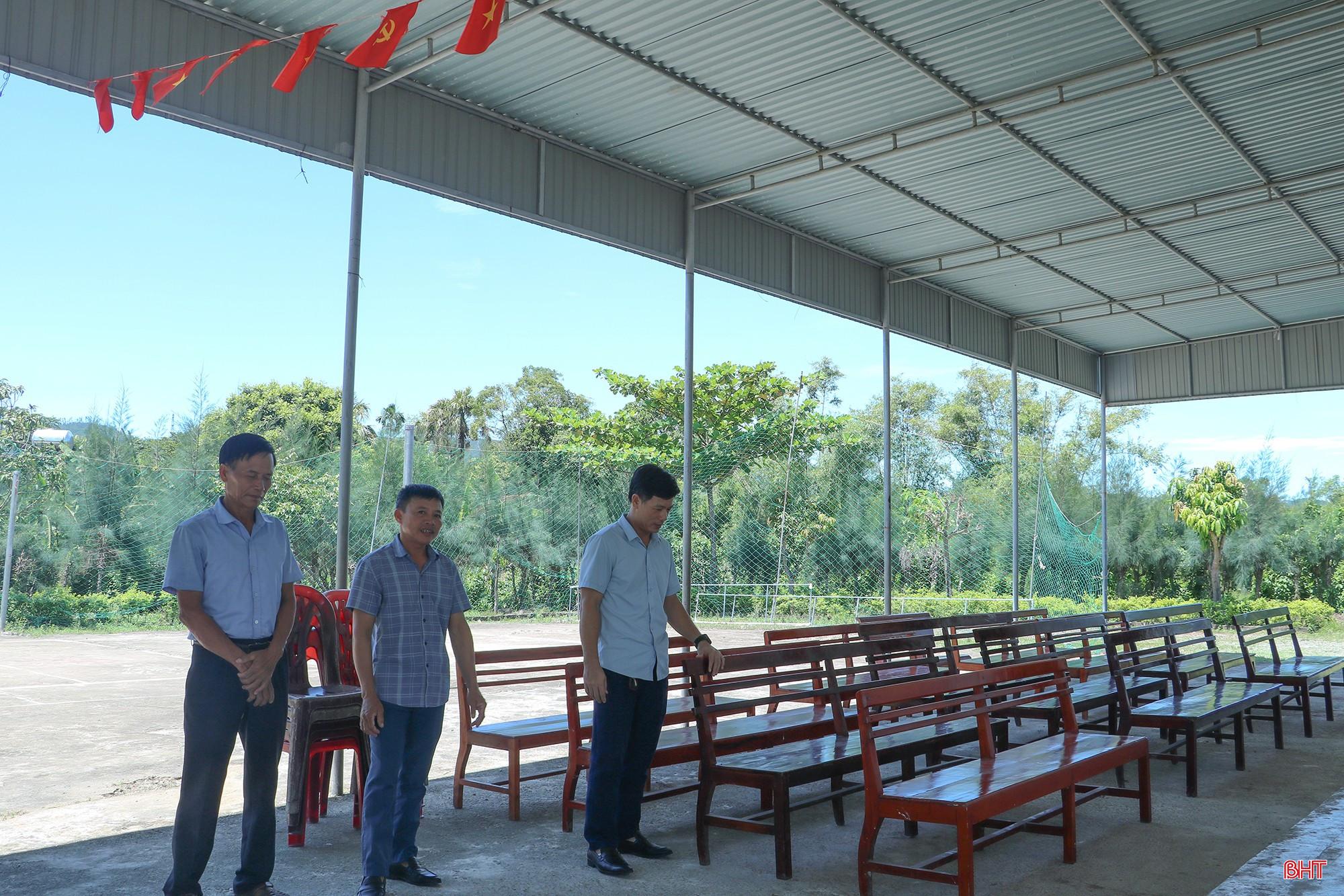 Lãnh đạo xã Cẩm Hưng trao đổi với cán bộ thôn Hưng Thắng về một số giải pháp để nâng cao chất lượng hoạt động tại nhà văn hoá. bqbht_br_7.jpg