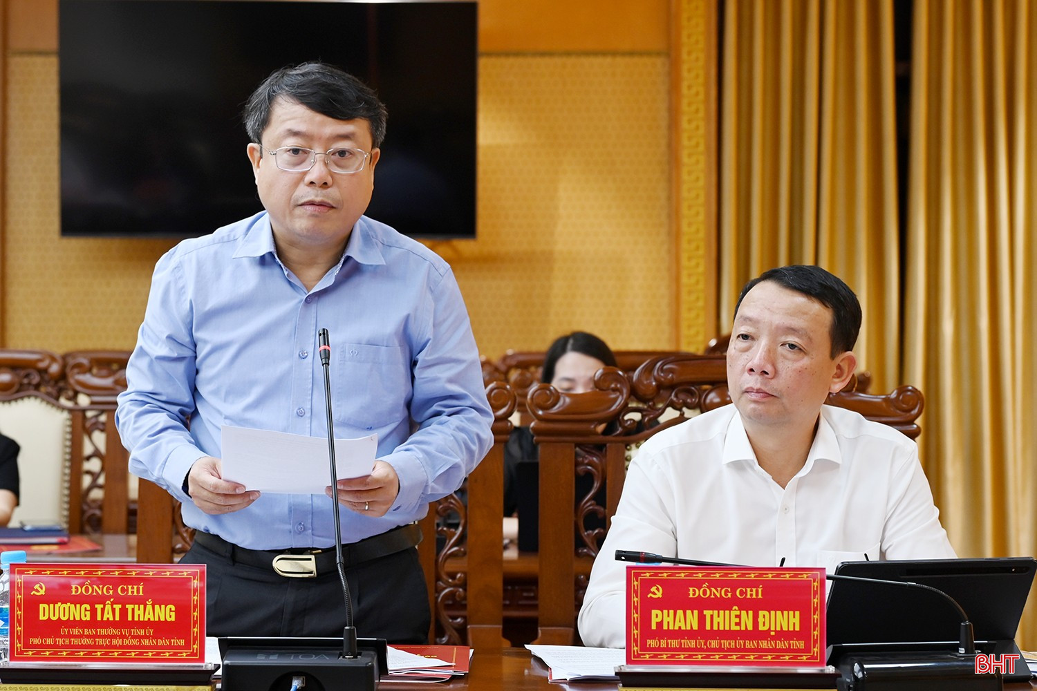 Phó Chủ tịch Thường trực HĐND tỉnh Dương Tất Thắng báo cáo dự kiến nội dung kỳ họp HĐND tỉnh cuối năm. bqbht_br_dsc-d4209.jpg