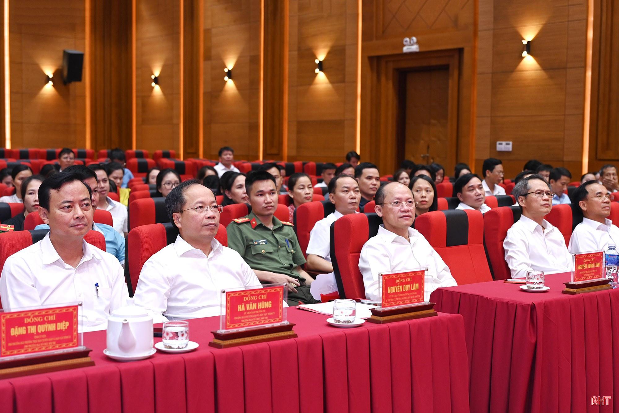 Các đồng chí: Nguyễn Duy Lâm - Ủy viên Trung ương Đảng, Bí thư Tỉnh ủy, Trưởng đoàn ĐBQH tỉnh; Nguyễn Hồng Lĩnh - Phó Bí thư Thường trực Tỉnh ủy, Chủ tịch HĐND tỉnh; Hà Văn Hùng - Trưởng Ban Tuyên giáo và Dân vận Tỉnh ủy, Trưởng ban Tổ chức hội thi và đại biểu dự lễ bế mạc, trao giải. bqbht_br_dsc-1a945.jpg