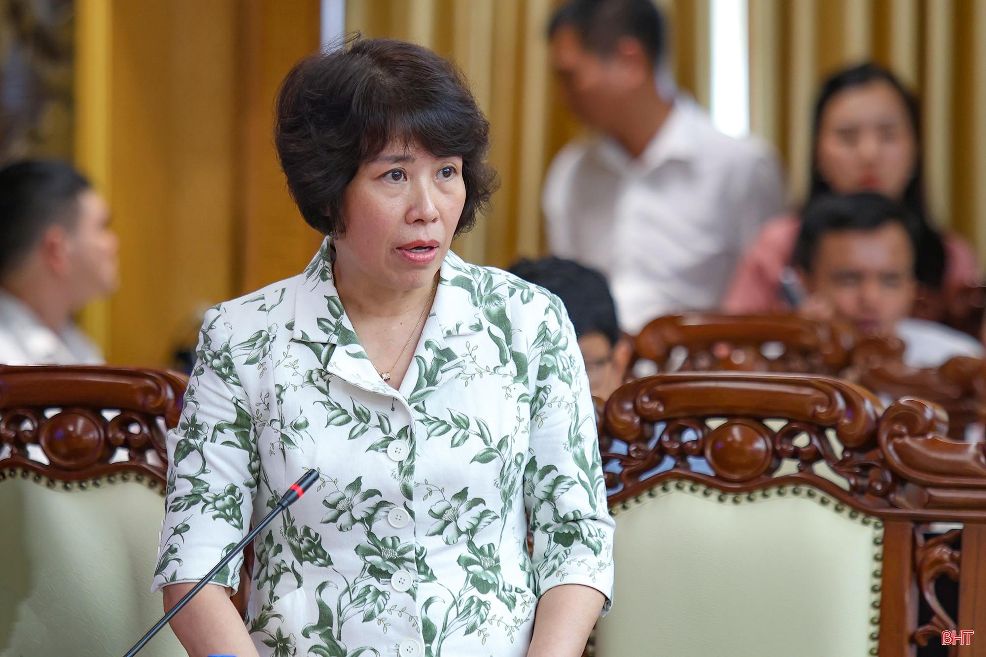 Thứ trưởng Bộ Tài chính Nguyễn Thị Bích Ngọc phát biểu gợi mở cho Hà Tĩnh về các trục phát triển kinh tế.