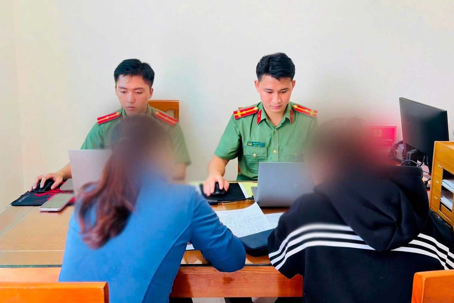Công an xã Hà Linh tuyên truyền nhắc nhở, phân tích để công dân hiểu rõ bản chất, thủ đoạn của các trang, tài khoản xấu độc. 2.jpg
