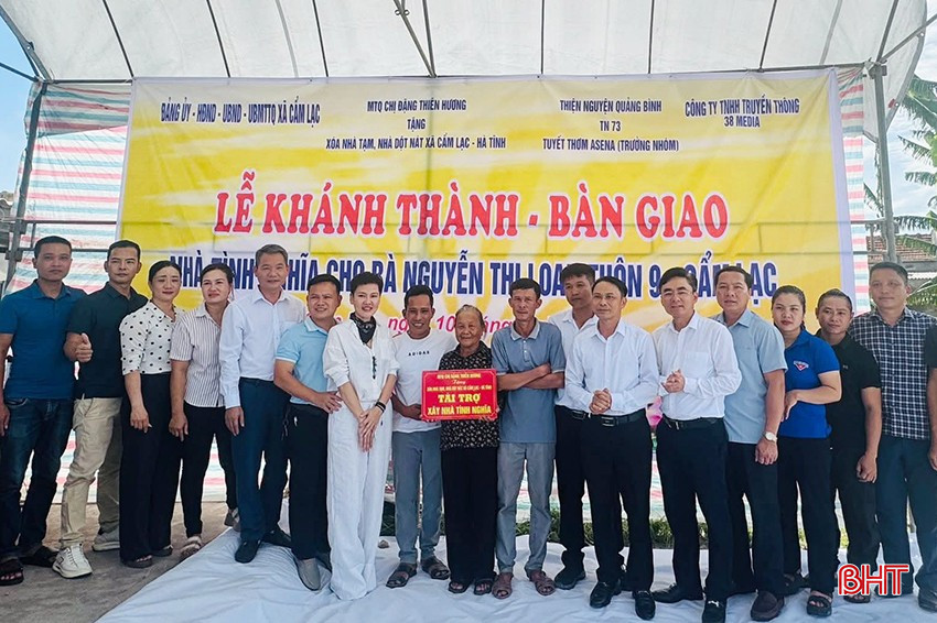 Cấp ủy, chính quyền, Ủy ban MTTQ xã Cẩm Lạc phối hợp với các đơn vị tài trợ khánh thành và bàn giao nhà ở cho hộ dân có hoàn cảnh khó khăn. bqbht_br_544742941-1532956338073218-8200424047929459816-n.jpg