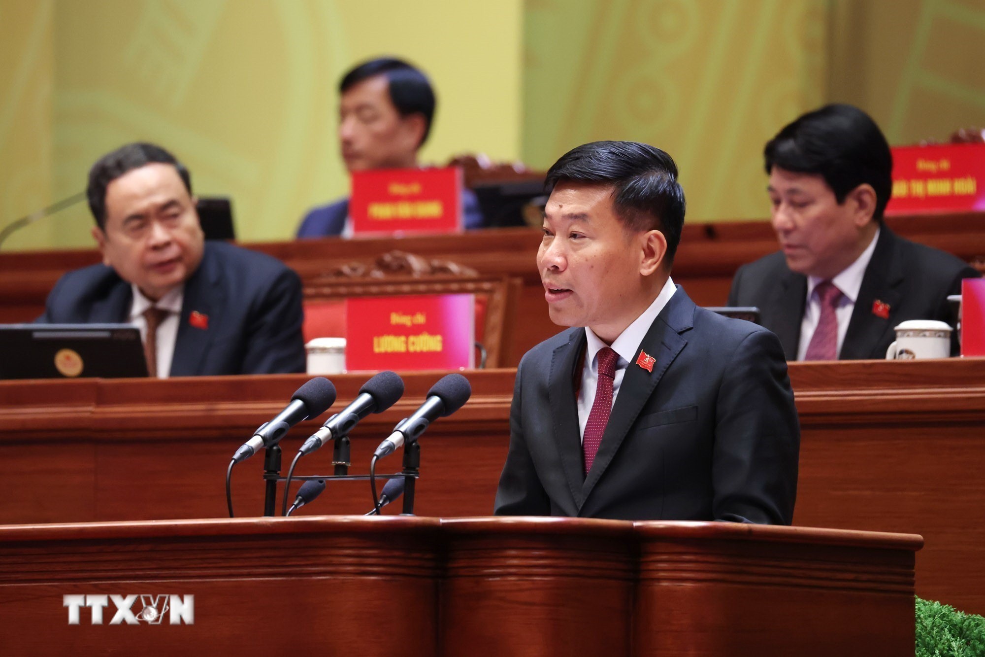 Đồng ch&iacute; Nguyễn Mạnh Cường, Ủy vi&ecirc;n Trung ương Đảng, Ph&oacute; B&iacute; thư Thường trực Đảng ủy, Thứ trưởng Bộ Ngoại giao, tham luận về vấn đề &ldquo;Chủ động, t&iacute;ch cực thực hiện nhiệm vụ trọng yếu, thường xuy&ecirc;n l&agrave; đẩy mạnh đối ngoại, hội nhập quốc tế, phục vụ c&aacute;c mục ti&ecirc;u chiến lược của đất nước.&rdquo; (Ảnh: TTXVN)