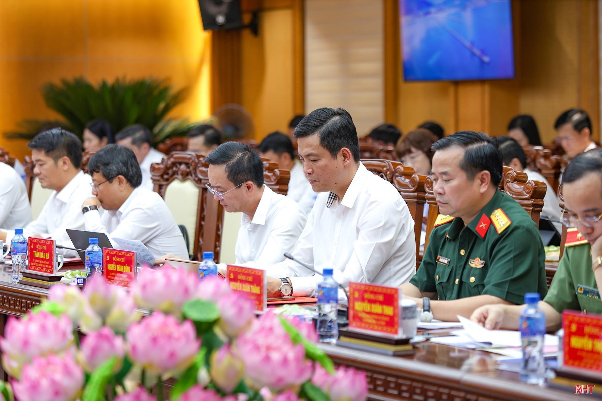 Các đồng chí Ủy viên Ban Thường vụ Tỉnh ủy tham dự buổi làm việc.
