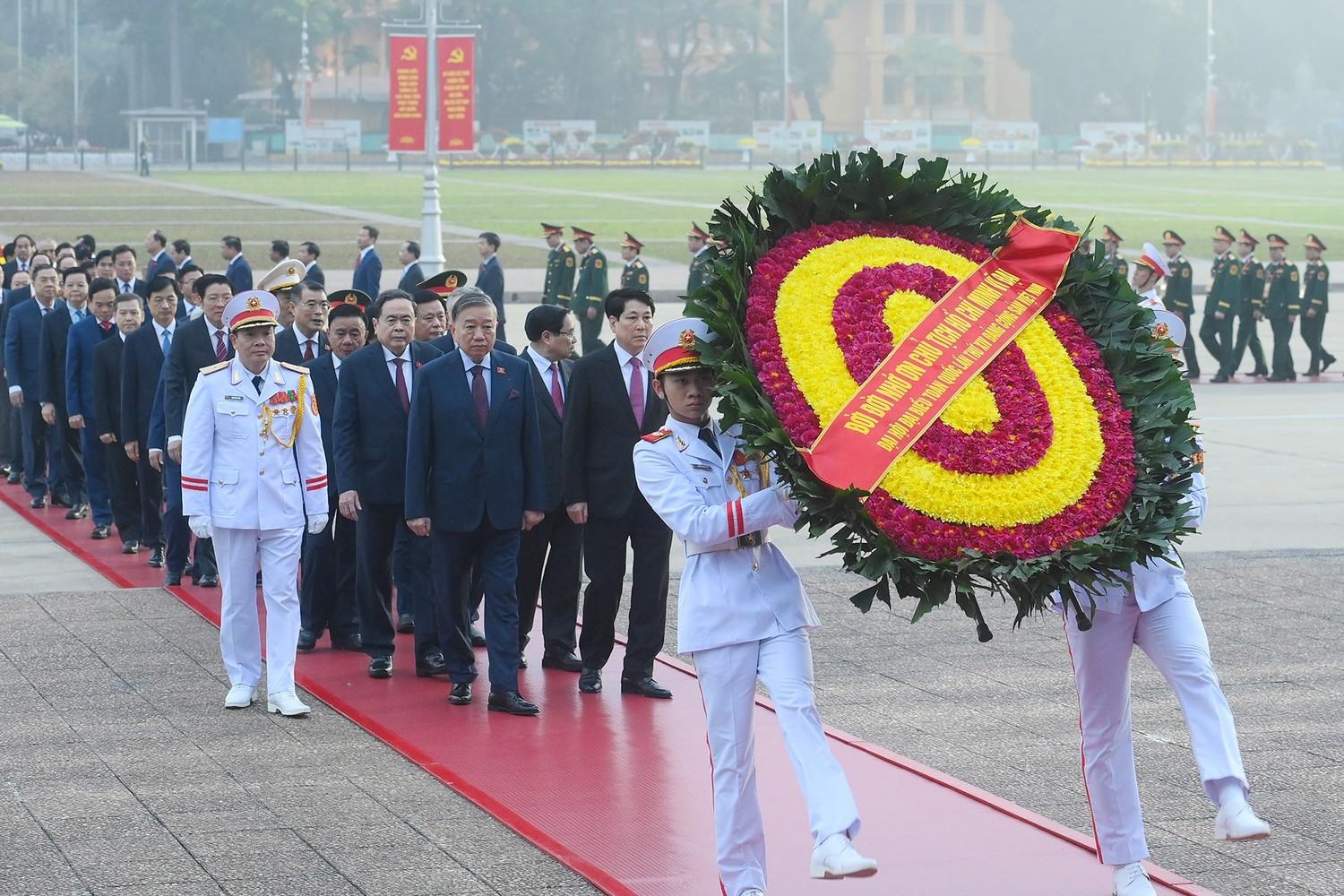 Tổng B&iacute; thư T&ocirc; L&acirc;m, Chủ tịch nước Lương Cường, Thủ tướng Ch&iacute;nh phủ Phạm Minh Ch&iacute;nh, Chủ tịch Quốc hội Trần Thanh Mẫn, Thường trực Ban B&iacute; thư Trần Cẩm T&uacute; v&agrave; c&aacute;c đại biểu v&agrave;o Lăng viếng Chủ tịch Hồ Ch&iacute; Minh. Ảnh daihoidangtoanquoc.vn