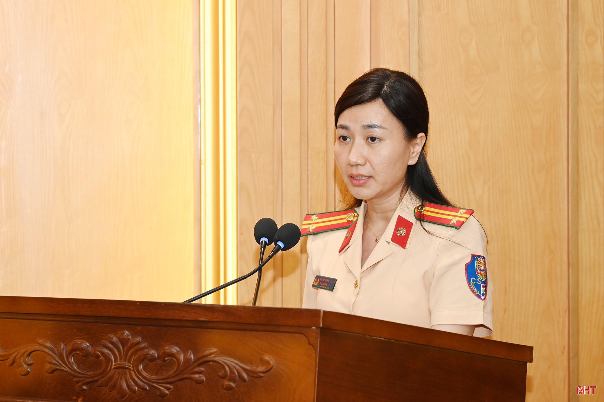 Trung tá Võ Thị Quỳnh Giang - Phó Trưởng phòng Cảnh sát Giao thông, Công an tỉnh thông tin tại hội nghị. bqbht_br_4.jpg