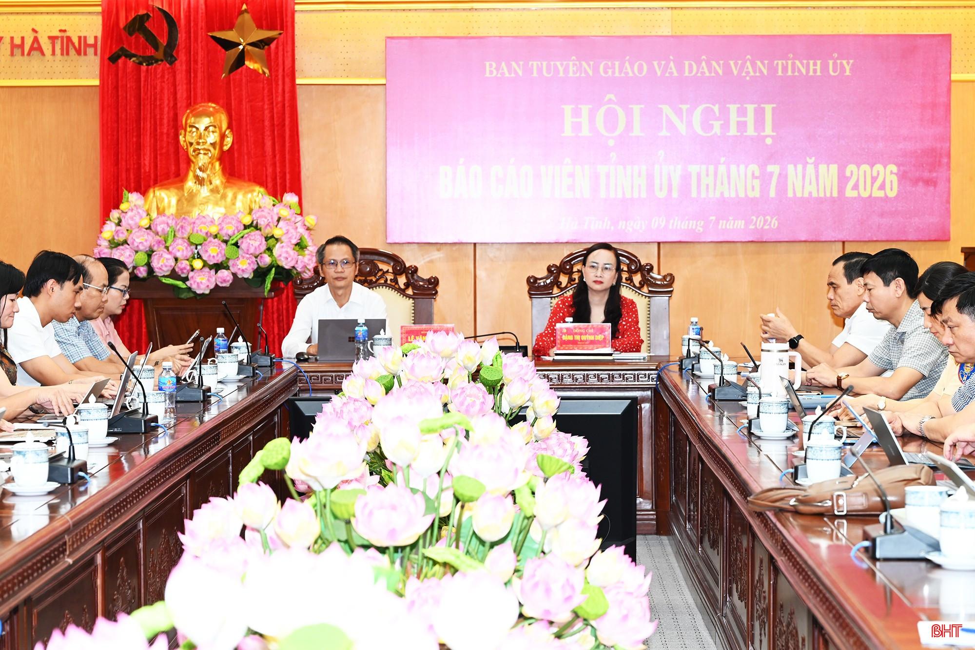 Phó Trưởng ban Thường trực Ban Tuyên giáo và Dân vận Tỉnh ủy Đặng Thị Quỳnh Diệp; Phó Trưởng ban Tuyên giáo và Dân vận Tỉnh ủy Lê Văn Khánh chủ trì hội nghị. bqbht_br_1.jpg