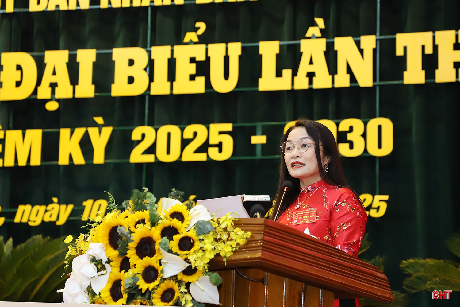 Đồng chí Nguyễn Thị Hà Tân - Phó Bí thư chuyên trách Đảng ủy UBND tỉnh trình bày dự thảo báo cáo kiểm điểm BCH Đảng bộ. bqbht_br_0.jpg