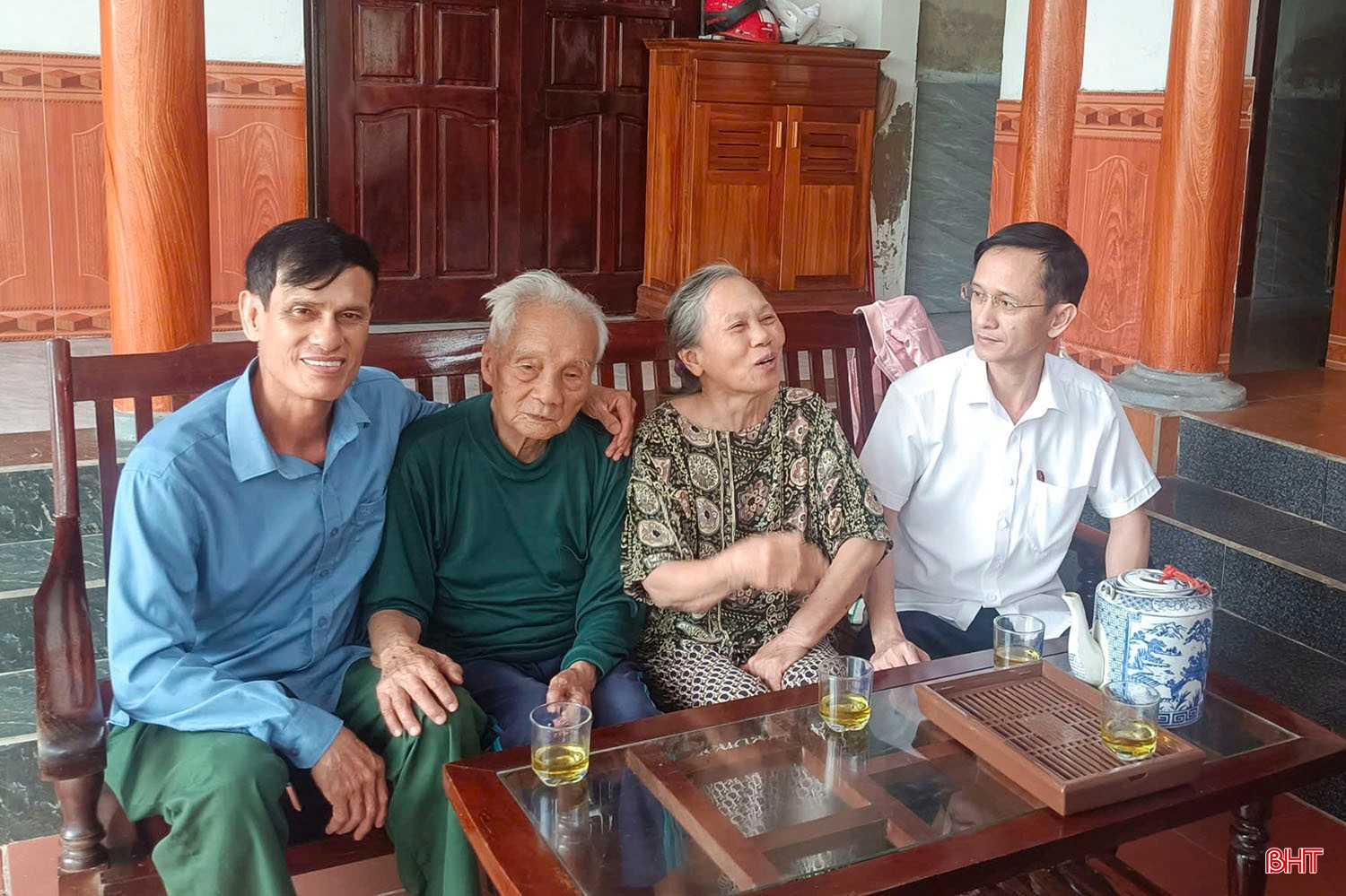 Phó Bí thư Thường trực Đảng ủy xã Gia Hanh Bùi Nguyễn Hà (ngoài cùng bên phải) cùng cán bộ thôn Đông Lĩnh đến trò chuyện, động viên vợ chồng bà Trần Thị Minh Châu và ông Dương Chí Kỳ. bqbht_br_a2.jpg
