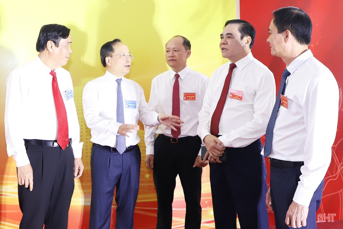 Các đồng chí lãnh đạo tỉnh trao đổi về nhiệm vụ trọng tâm trong nhiệm kỳ tới bên lề đại hội bqbht_br_img-7759.jpg