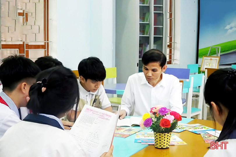 Thầy giáo Phan Đình Ánh (Trường THCS Thạch Kim) luôn tìm tòi, sáng tạo, dạy học có hiệu quả, có tinh thần trách nhiệm cao với học sinh. bqbht_br_5.jpg