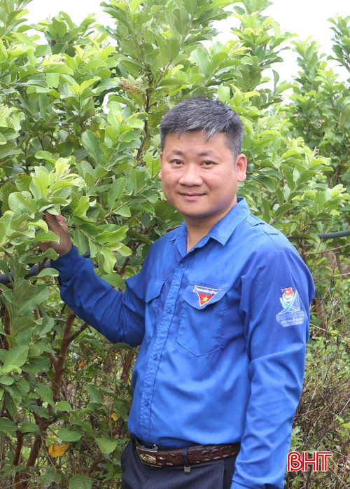 Anh Đặng Văn Cường (SN 1992), Chủ tịch HĐQT kiêm Giám đốc HTX Thanh niên Thành Sen. bqbht_br_blue-and-white-modern-seminar-proposal-presentation.jpg