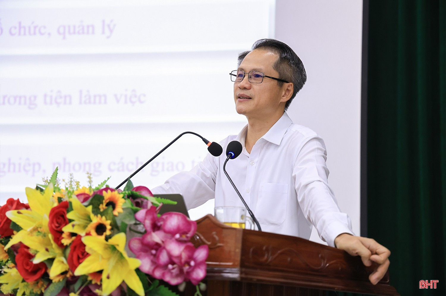 Ông Lê Văn Khánh - Phó Trưởng ban Tuyên Giáo và Dân vận Tỉnh ủy trình bày chuyên đề "Xây dựng văn hoá công sở đạo đức công vụ trong cán bộ đảng viên trong kỷ nguyên mới". Ông Lê Văn Khánh - Phó Trưởng ban Tuyên Giáo và Dân vận Tỉnh ủy trình bày chuyên đề "Xây dựng văn hoá công sở đạo đức công vụ trong cán bộ đảng viên trong kỷ nguyên mới".