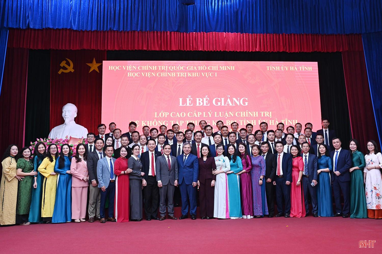 C&aacute;c đại biểu chụp ảnh lưu niệm với học vi&ecirc;n.