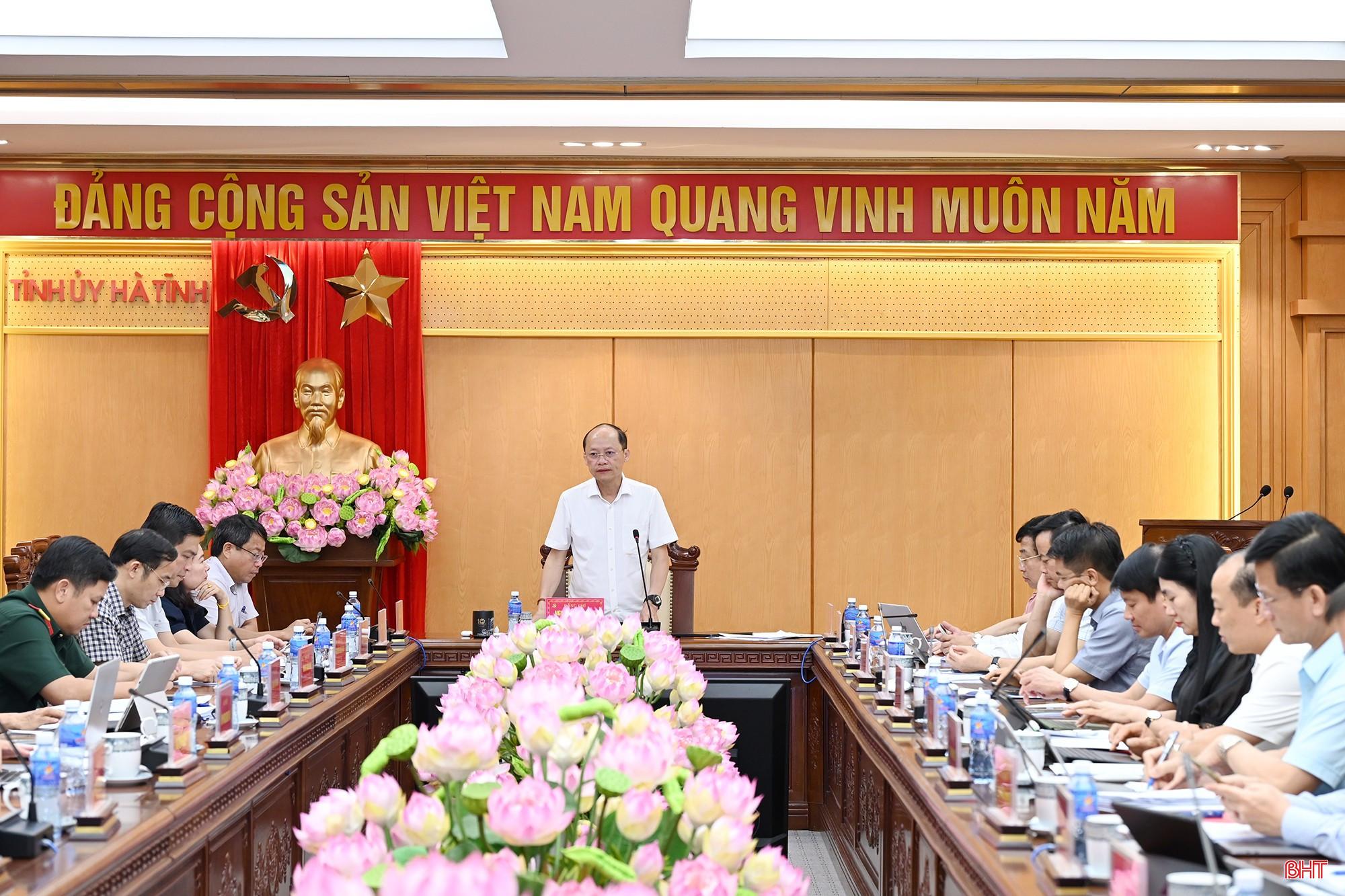 Ban Thường vụ Tỉnh ủy Hà Tĩnh họp nghe, cho ý kiến các nội dung thuộc thẩm quyền. bqbht_br_dsc-0d479.jpg