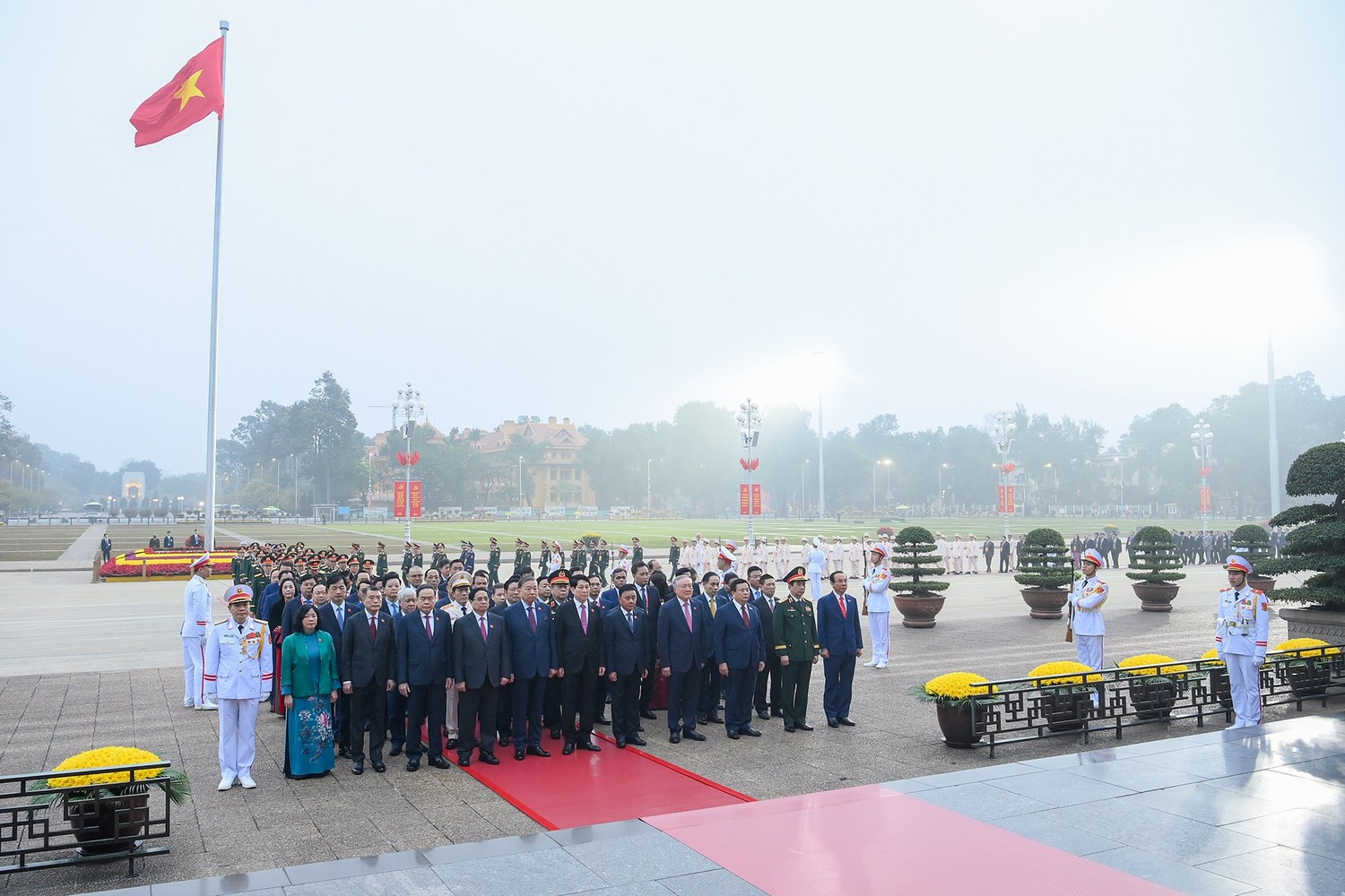 C&aacute;c đồng ch&iacute; L&atilde;nh đạo Đảng, Nh&agrave; nước v&agrave; c&aacute;c đại biểu b&agrave;y tỏ l&ograve;ng th&agrave;nh k&iacute;nh, tưởng nhớ đến c&ocirc;ng lao to lớn của Chủ tịch Hồ Ch&iacute; Minh, vị l&atilde;nh tụ k&iacute;nh y&ecirc;u của to&agrave;n d&acirc;n tộc Việt Nam. Ảnh daihoidangtoanquoc.vn