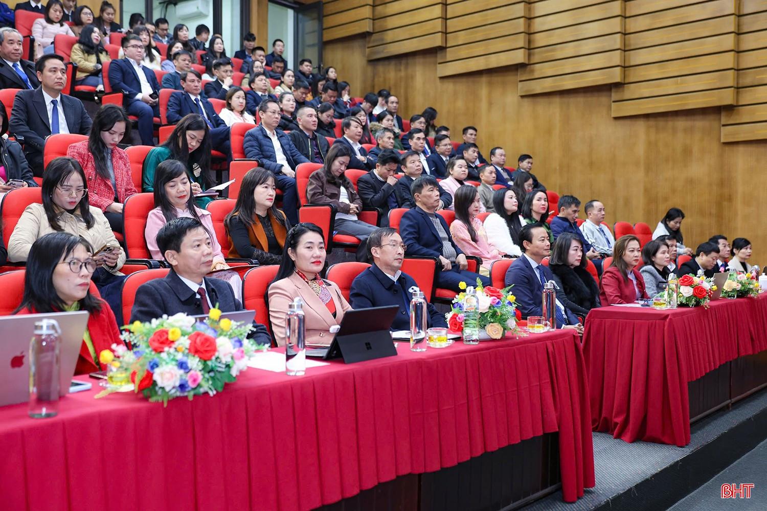 L&atilde;nh đạo tỉnh v&agrave; đại biểu dự hội nghị.