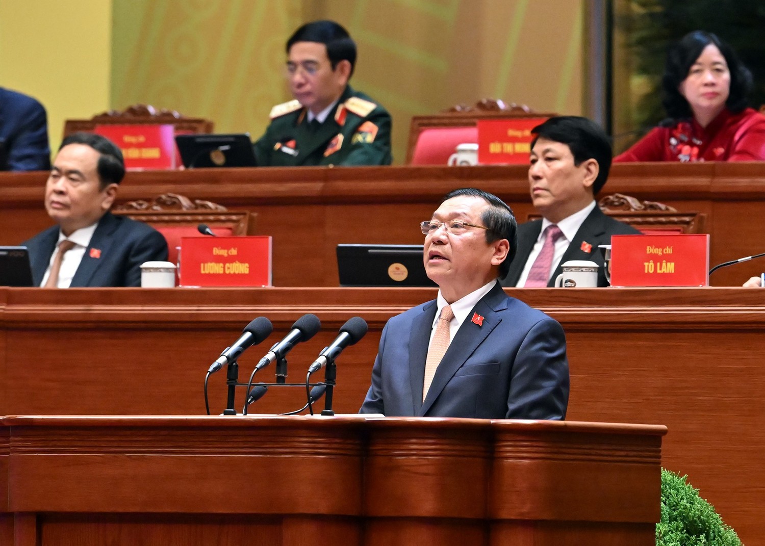 Đồng ch&iacute; Lại Xu&acirc;n M&ocirc;n, Ủy vi&ecirc;n Trung ương Đảng, B&iacute; thư Đảng ủy, Ph&oacute; Trưởng ban Thường trực Ban Tuy&ecirc;n gi&aacute;o v&agrave; D&acirc;n vận Trung ương, tham luận về vấn đề: C&ocirc;ng t&aacute;c ch&iacute;nh trị, tư tưởng trong kỷ nguy&ecirc;n mới.