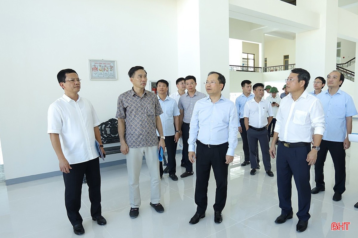 Bí thư Tỉnh ủy Nguyễn Duy Lâm trao đổi với các đơn vị về tiến độ thực hiện công trình cải tạo, nâng cấp, sửa chữa Trung tâm Văn hóa - Điện ảnh tỉnh. bqbht_br_image-2.jpg