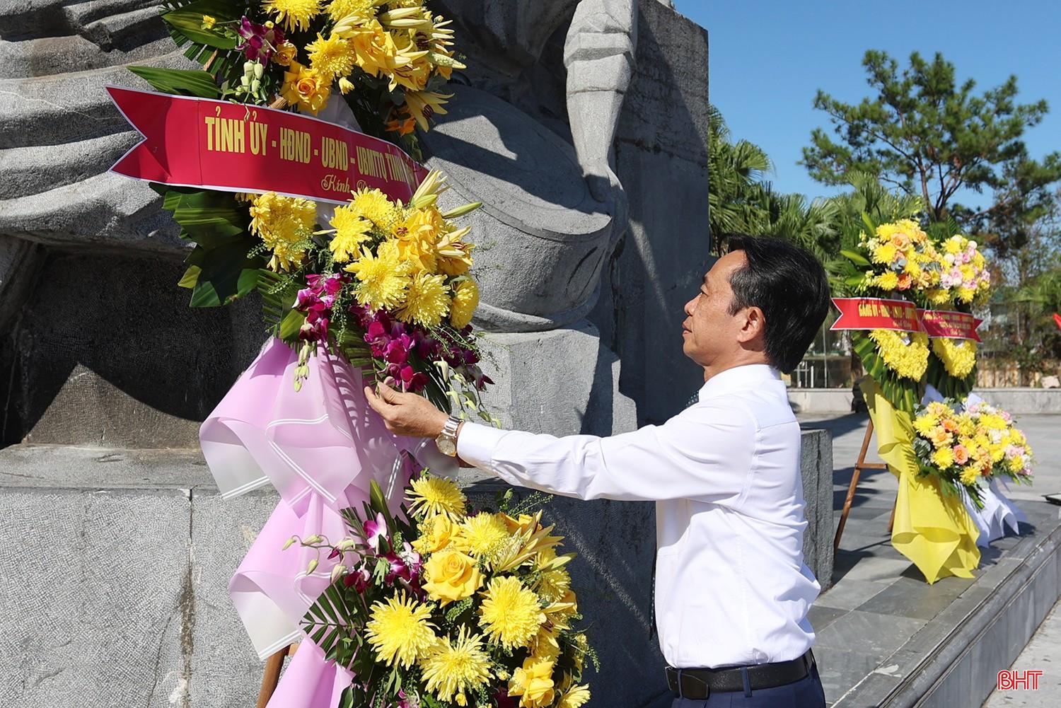 Phó Bí thư Thường trực Tỉnh ủy Trần Thế Dũng đặt vòng hoa tại Tượng đài Xô Viết Nghệ Tĩnh. bqbht_br_aimg-1794.jpg