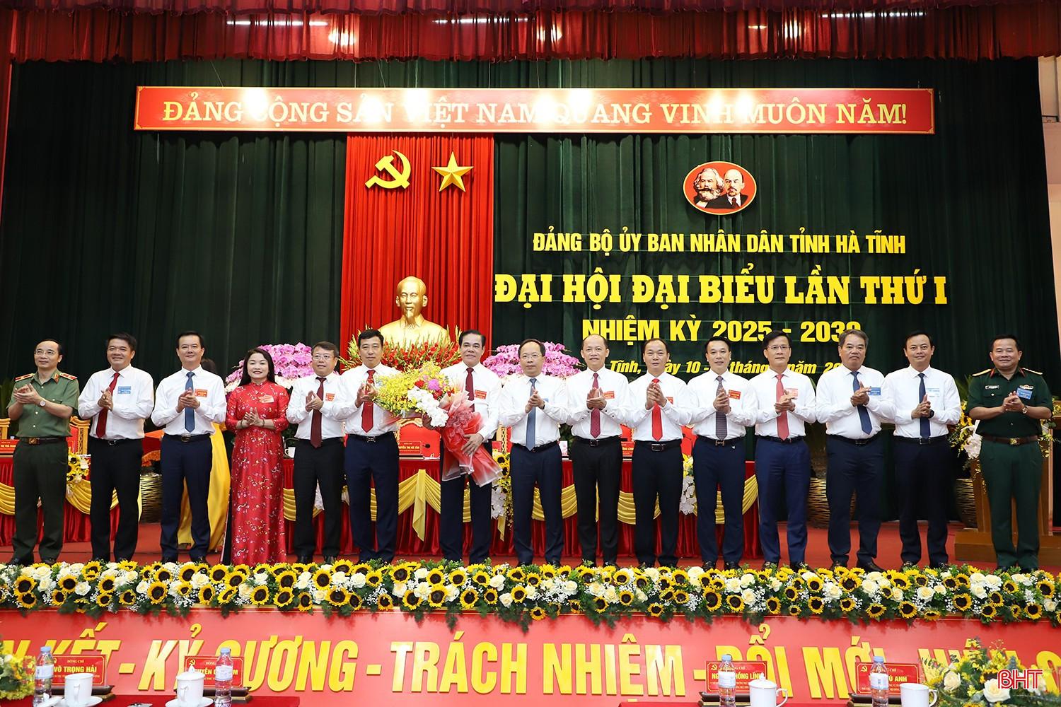 Bí thư Tỉnh ủy Nguyễn Duy Lâm và các đồng chí Ủy viên BTV Tỉnh ủy tặng hoa chúc mừng đại hội. bqbht_br_6.jpg