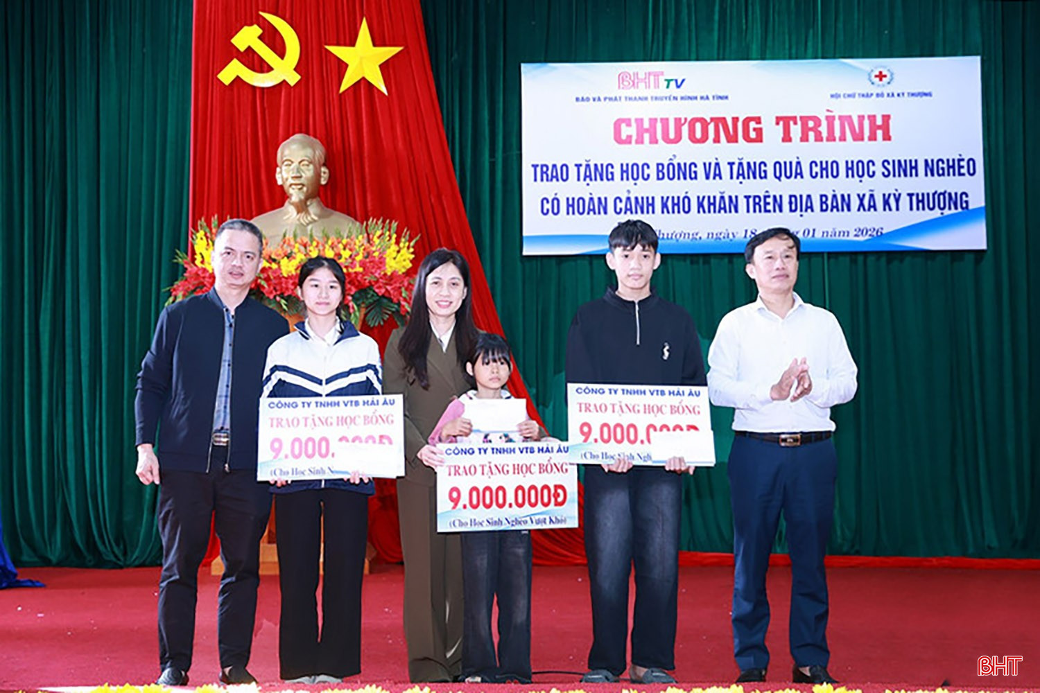 Phó Tổng Giám đốc Báo và phát thanh, truyền hình Hà Tĩnh Trương Mai Thủy trao tặng học bổng cho trẻ em gặp hoàn cảnh khó khăn ở xã Kỳ Thượng. Ảnh tư liệu.