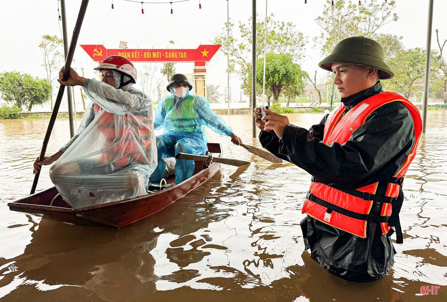 Phóng viên Cẩm Kỳ - Báo Đại đoàn kết tác nghiệp trong thiên tai tại xã Cẩm Bình. bqbht_br_az7945555295432-f1c29a71d3e7ef62897124d801f20208.jpg