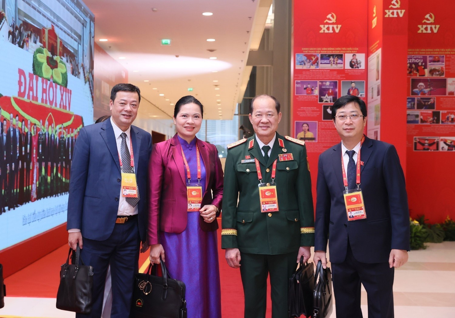 C&aacute;c đại biểu đến dự phi&ecirc;n thảo luận tại hội trường về c&aacute;c văn kiện Đại hội.
