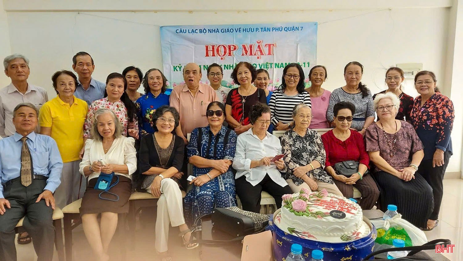 CLB Nhà giáo về hưu phường Tân Phú (quận 7 cũ, TP Hồ Chí Minh) - những người đồng hành cùng PGS.TS Trần Thị Minh Châu trong tình nguyện đứng lớp xóa mù chữ cho người lao động nghèo. bqbht_br_c2.jpg