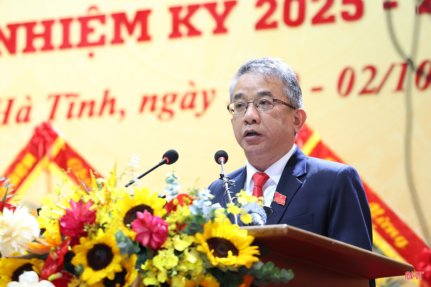 Đồng chí Hà Văn Trọng - Chủ nhiệm UBKT Tỉnh ủy, Trưởng ban Thẩm tra tư cách đại biểu báo cáo kết quả thẩm tra tư cách đại biểu dự Đại hội.