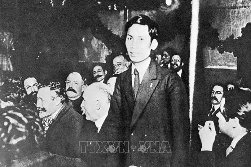 Từ 25 - 30/12/1920, Nguyễn Ái Quốc (tên của Chủ tịch Hồ Chí Minh trong thời gian hoạt động cách mạng ở Pháp) tham dự Đại hội lần thứ 18 Đảng Xã hội Pháp ở thành phố Tours với tư cách đại biểu Đông Dương. Ảnh: Tư liệu TTXVN 997-bac-ho-050622.jpg