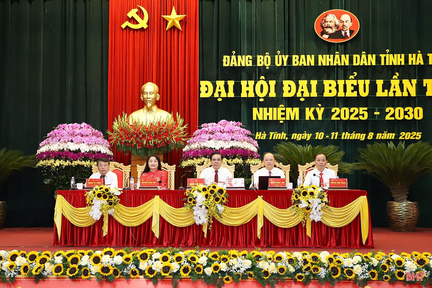 Đoàn chủ tịch điều hành đại hội. bqbht_br_5.jpg