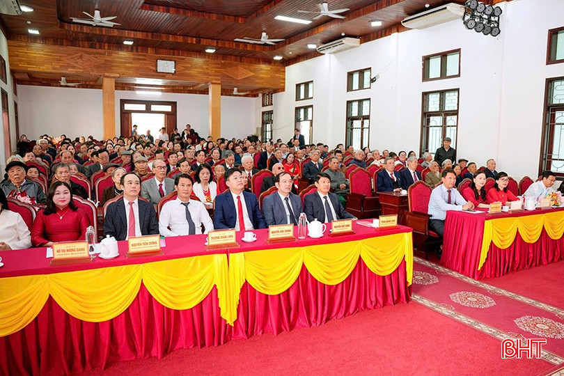 Đại biểu dự lễ trao Huy hiệu Đảng cho đảng vi&ecirc;n.