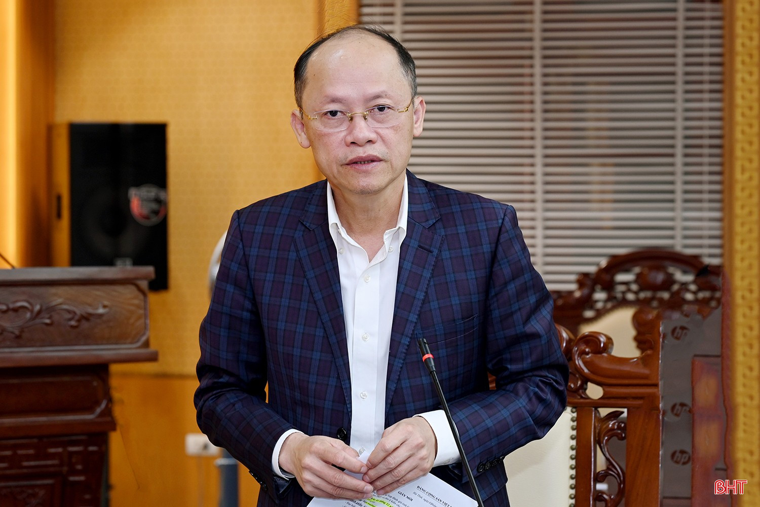 Phó Bí thư Thường trực Tỉnh ủy - Chủ tịch HĐND tỉnh Nguyễn Hồng Lĩnh đánh giá kết quả kinh tế - xã hội, phân tích nguyên nhân tồn tại, hạn chế và nhấn mạnh các giải pháp cần tập trung trong thời gian tới. bqbht_br_dsc-d4226-5468.jpg