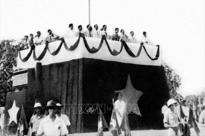 Ngày 2/9/1945, tại Quảng trường Ba Đình – Hà Nội, Chủ tịch Hồ Chí Minh đọc “Tuyên ngôn Độc lập”, tuyên bố sự ra đời của nước Việt Nam Dân chủ Cộng hòa. Ảnh: Tư liệu TTXVN 28-bac-ho-050622-1.jpg