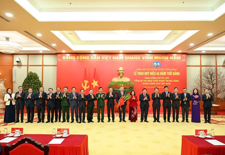 C&aacute;c đồng ch&iacute; Ủy vi&ecirc;n Bộ Ch&iacute;nh trị, Ủy vi&ecirc;n Ban B&iacute; thư tặng hoa ch&uacute;c mừng đồng ch&iacute; Tổng B&iacute; thư T&ocirc; L&acirc;m. (Ảnh: DUY LINH)