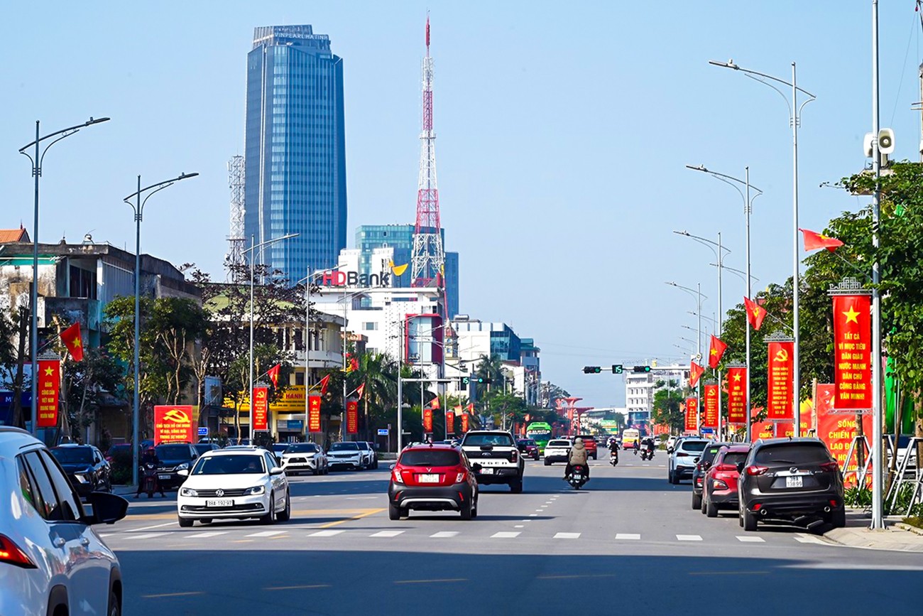 H&agrave; Tĩnh những ng&agrave;y n&agrave;y đang kho&aacute;c l&ecirc;n m&igrave;nh một diện mạo mới, rực rỡ sắc đỏ của cờ Đảng, cờ Tổ quốc.